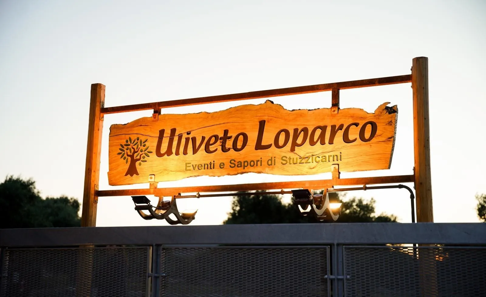 L'insegna dell'Uliveto Loparco al tramonto